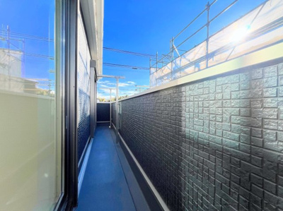 【バルコニー】 | ◆◇横浜市緑区三保町　新築戸建　1号棟◇◆ | ◆気持ちのいい空が見渡せる広いバルコニー。爽やかな風を感じて、心躍る素敵な暮らしがはじまります。通風・採光にも優れ、心地よい光と風があふれています♪