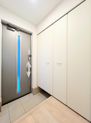 【玄関】 | ◆◇横浜市緑区三保町　新築戸建　1号棟◇◆ | ◆光の渦が溢れた明るい玄関ホール。「おかえり」と「ただいま」が交差するお家の顔とも言える場所は爽やかで心地良い空間となっています。すっきり片付いた玄関で来客時にも自信が持てそう。