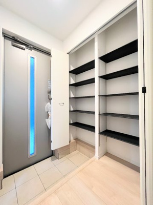 【玄関】 | ◆◇横浜市緑区三保町　新築戸建　1号棟◇◆ | ◆明るい玄関です！散らかりやすい玄関もスッキリする大容量のシューズボックス付き。