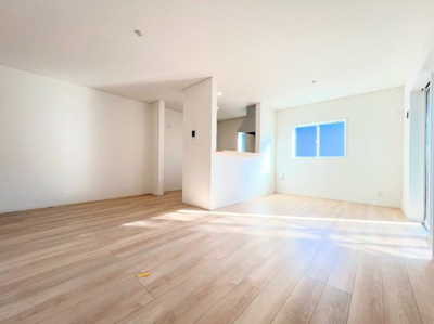 【キッチン】 | ◆◇横浜市緑区三保町　新築戸建　1号棟◇◆ | ◆一家だんらんのスペースとなるＬＤＫ。窓から明るい光が差し込み、思わず家族の会話も弾む快適な空間。