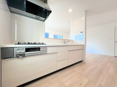 【居間・リビング】 | ◆◇横浜市緑区三保町　新築戸建　1号棟◇◆ | ◆広々としたリビング・ダイニングは、シックでモダンな内装。落ち着いた雰囲気に包まれて、伸びやかな空間のなかで、ゆったりと家族団らんのひとときを過ごせます。