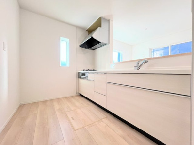 【キッチン】 | ◆◇横浜市緑区三保町　新築戸建　1号棟◇◆ | ◆キッチンからダイニングやリビングが見渡せるキッチン。料理をしながら家族とコミュニケーションをとれるだけでなく、大きな開放感も得られることができます。