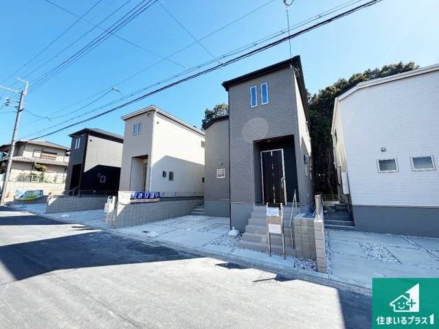 枚方市楠葉野田　第3期　新築一戸建ての前面道路含む現地写真|周辺は閑静な住宅街！前面道路広々で車の出し入れも便利です。駐車が苦手な方でも安心して車庫入れできます！