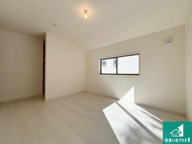 枚方市楠葉野田　第3期　新築一戸建ての洋室|シンプルな洋室は、自分好みのインテリアが楽しめます♪ご家族とインテリアや家具を選びに行くのは新築購入時の醍醐味の一つです。ぜひお楽しみください♪