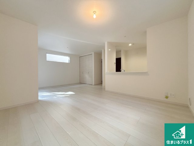 枚方市楠葉野田　第3期　新築一戸建ての居間・リビング|子供を見守りながらお料理が出来るため家族のコミュニケーションか増えます♪スペースが広く確保されている為お子様が大きくなったときは一緒に料理を楽しめます♪