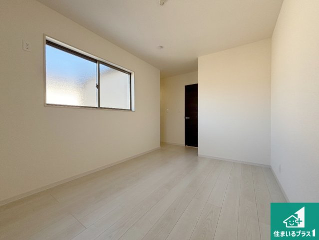 枚方市楠葉野田　第3期　新築一戸建ての洋室|寝室は心地よい眠りについてもらいたくて、シンプルかつ開放的な空間な設計にしています！大きな窓から差し込む日が心地いいです♪