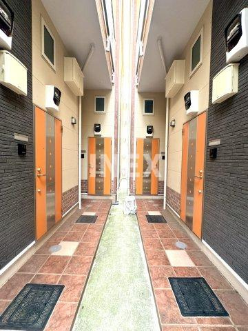 横浜市神奈川区新子安２丁目のアパートのエントランス