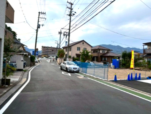 廿日市市串戸４丁目24-1期の前面道路含む現地写真|前面道路は広く車の出し入れもスムーズ。落ち着いた住環境で安心して暮らせます。