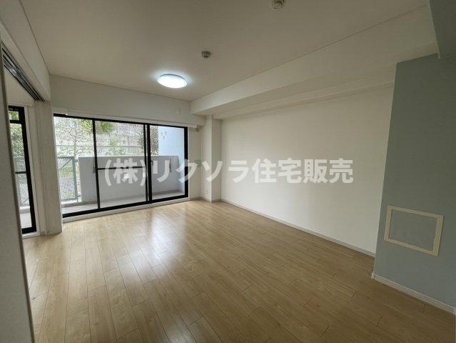 プラネ枚方公園の居間・リビング|LDK13.6帖
■物件内覧・資金計画相談・住宅ローン相談、リフォーム相談、お問合せ受付中■
※当日・翌日のご内覧、ご相談はお電話でのお問合せがスムーズです！