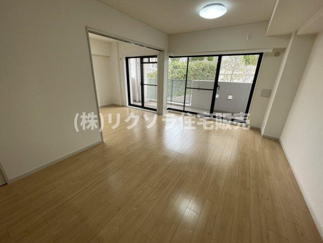 プラネ枚方公園の居間・リビング|LDK13.6帖
■物件内覧・資金計画相談・住宅ローン相談、リフォーム相談、お問合せ受付中■
※当日・翌日のご内覧、ご相談はお電話でのお問合せがスムーズです！