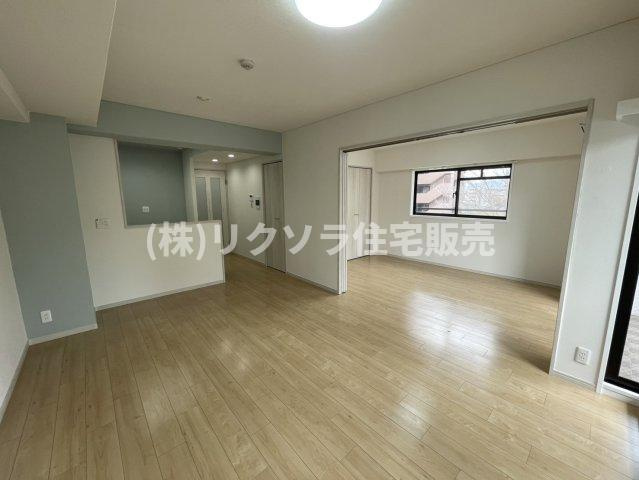 プラネ枚方公園の居間・リビング|LDK13.6帖
■物件内覧・資金計画相談・住宅ローン相談、リフォーム相談、お問合せ受付中■
※当日・翌日のご内覧、ご相談はお電話でのお問合せがスムーズです！