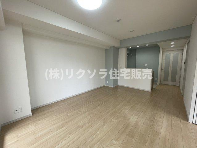 プラネ枚方公園の居間・リビング|LDK13.6帖　東向き
■物件内覧・資金計画相談・住宅ローン相談、リフォーム相談、お問合せ受付中■
※当日・翌日のご内覧、ご相談はお電話でのお問合せがスムーズです！