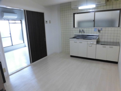 【居間・リビング】 | サンライフ菅原 | 白基調としたシンプルなデザインのお部屋です