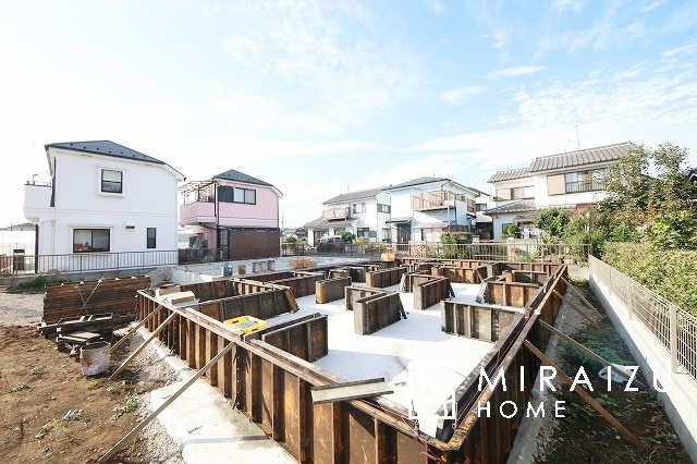 【前面道路含む現地写真】 | 通勤や家族の送迎など、毎日の生活にマイカーが欠かせない方にとって駐車場は大事な条件。敷地内にカースペースがあれば、お出かけやお買い物の際の搬入出も楽々です。
