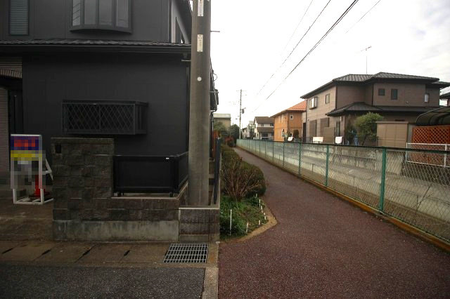 小山市雨ケ谷の外観|西側は遊歩道になっています！