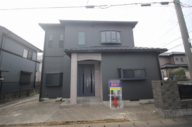 小山市雨ケ谷の外観|ダークトーンでまとめたシックな外観が魅力のデザインリノベーションハウス！玄関まわりのタイルも上品で、帰宅するたび気分が上がる佇まいです。駐車もしやすい広さも嬉しいポイント！