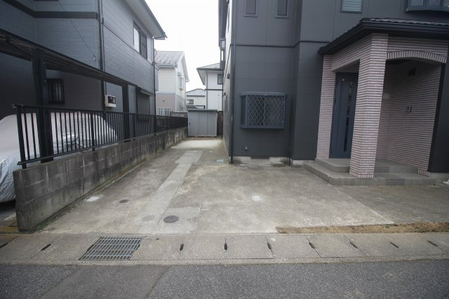 小山市雨ケ谷の駐車場|広々とした駐車スペースで車の出し入れもスムーズ！来客時にも対応しやすく、奥行きもあるので自転車や外用収納を置いても余裕がありそうです。