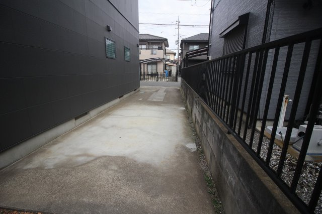 小山市雨ケ谷の駐車場|南側からの駐車スペースもゆったり！車の出し入れがしやすく、来客時の駐車や荷物の積み下ろしもラクです！