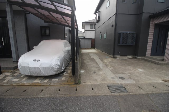 小山市雨ケ谷の外観|東側との境界部分