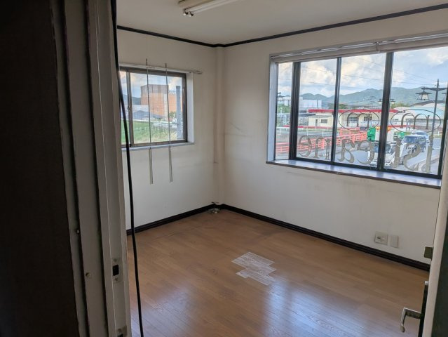 店舗・住宅　3階建ての洋室