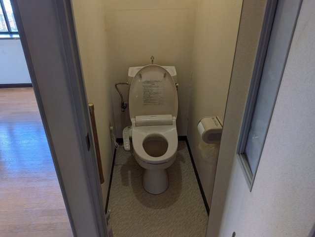 店舗・住宅　3階建てのトイレ