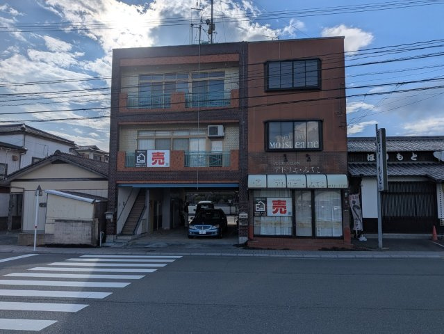 店舗・住宅　3階建ての外観