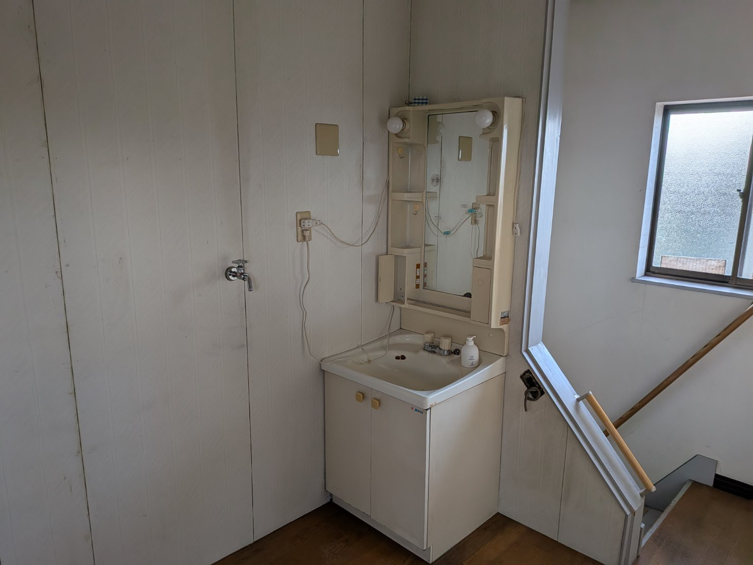 店舗・住宅　3階建ての独立洗面台