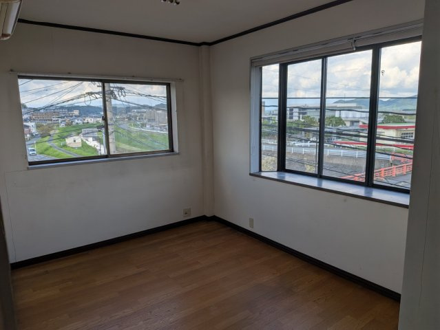 店舗・住宅　3階建ての洋室