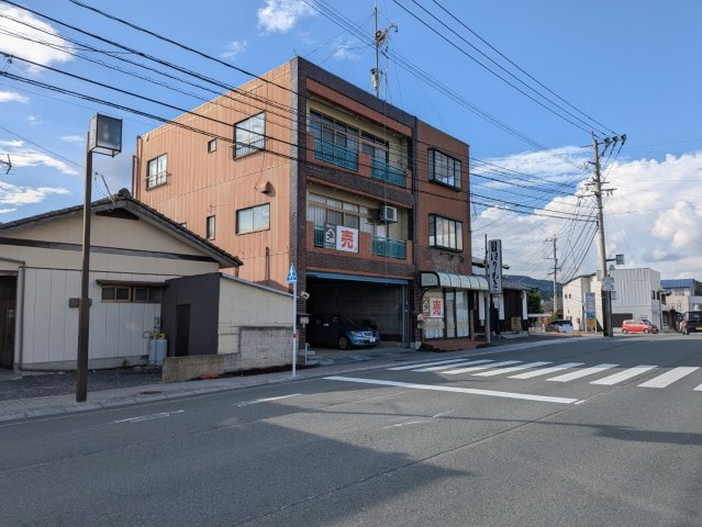 店舗・住宅　3階建ての外観