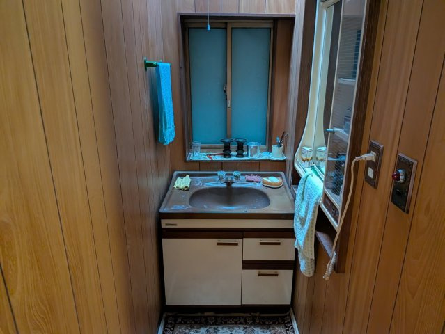 店舗・住宅　3階建ての独立洗面台