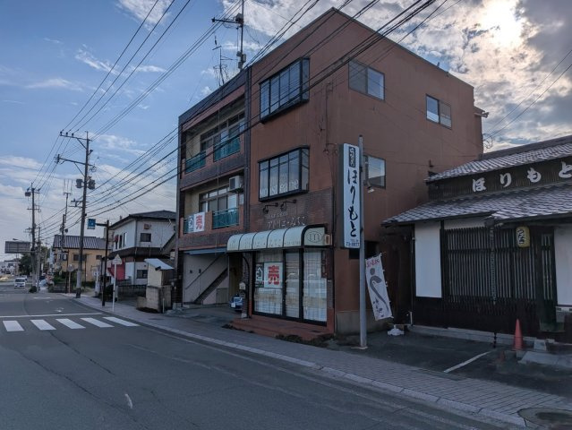 店舗・住宅　3階建ての外観