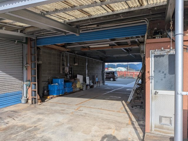 店舗・住宅　3階建ての駐車場