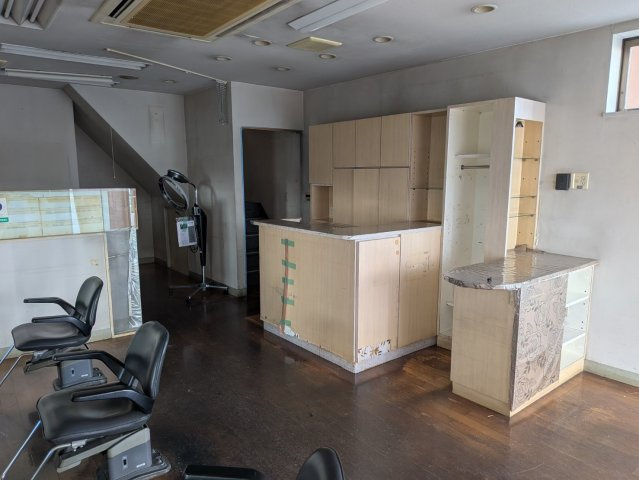 店舗・住宅　3階建ての受付