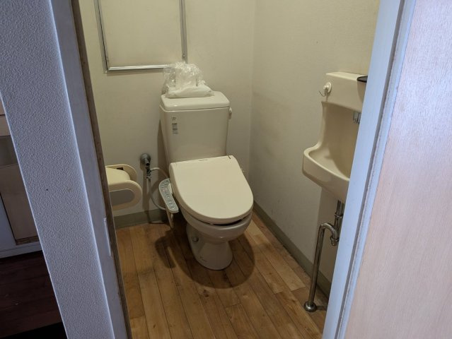 店舗・住宅　3階建てのトイレ