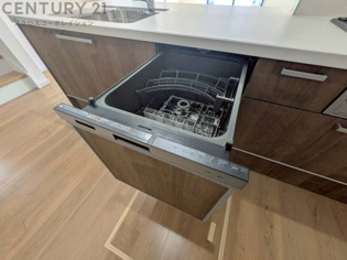 食器洗浄乾燥機は手洗いに比べて時間や労力を節約できます。また、高温のお湯で洗浄されるため、雑菌や細菌を殺菌する効果もあります。さらに、乾燥機能があるため、手で拭く手間も省け衛生的に保管できます。