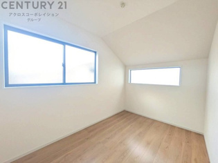 子供部屋…創造性や成長を促す遊びの空間を提供。学習や趣味に集中できる環境を整えます。個別のプライベートスペースは自己表現と自立心を育み、心地よい睡眠環境を整えリラックスできる場所を提供。