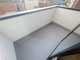 子供部屋…創造性や成長を促す遊びの空間を提供。学習や趣味に集中できる環境を整えます。個別のプライベートスペースは自己表現と自立心を育み、心地よい睡眠環境を整えリラックスできる場所を提供。