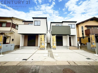 周辺にはスーパーやコンビニ、ドラッグストアなど、日々の買い物に困ることはありません。小学校や公園が近くに有り通学便利で子育て環境も整った住環環境です。