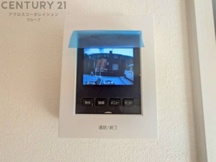 訪問者が来たときにテレビ画面で確認できるため、安心してドアを開けられます。録画機能があるものもあり、留守中に来訪者を記録しておくことができます。利便性が高く、セキュリティ面でも安心です。