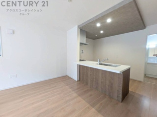 洗濯物の仕分け作業がしやすく、整理整頓が容易になります。洗濯音や湿気を他の部屋に持ち込まず、生活環境を快適に保ちます。上部を活用すれば収納スペースを確保でき洗剤や洗濯用品の整理もしやすくなります。