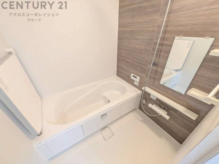 シンプルなデザインと使いやすさを兼ね備えた対面式システムキッチンは、効率的な作業スペースを提供し、家族やゲストとのコミュニケーションを促進します。