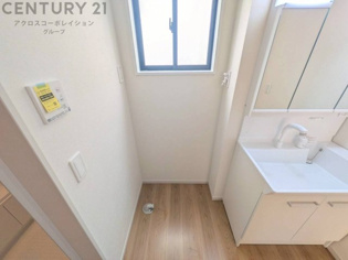 衣服の収納や脱ぎ着や整理整頓がしやすく、湿った衣類を乾燥させるスペースがありカビや臭いの発生を防ぎます。床の汚れを他の部屋に持ち込まず清潔を保つことができます。また快適な入浴環境の整備にも役立ちます。