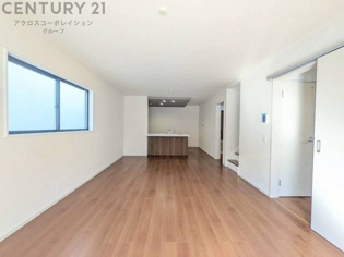 リビングダイニングは家族や友人とのコミュニケーションを楽しむ場所でくつろぎながら食事や会話を楽しめ、多目的に利用できリラックスできる空間です。家庭内の中心として機能し、快適な生活をサポートします。