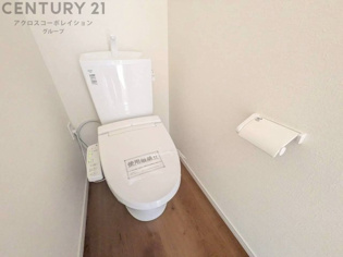 温水洗浄便座付トイレは温水洗浄機能により、暖かい水でおしりを洗浄することができ、冷たい水を使う従来の便座に比べ、温水洗浄機能で暖かいトイレを提供し、快適な使用を可能にします。