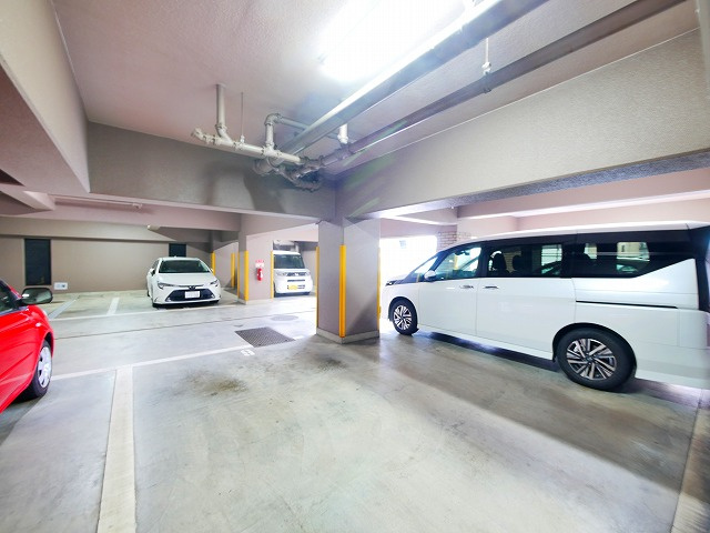 メゾンニュー大宮の駐車場