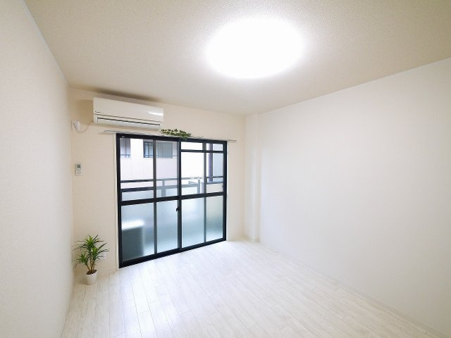 ロイヤルクリヨンの居間・リビング