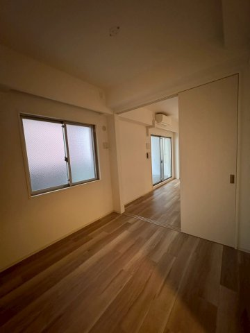 アーバネックス本町の寝室|広くて明るい寝室