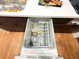 食器洗浄乾燥機は手洗いに比べて時間や労力を節約できます。また、高温のお湯で洗浄されるため、雑菌や細菌を殺菌する効果もあります。さらに、乾燥機能があるため、手で拭く手間も省け衛生的に保管できます。