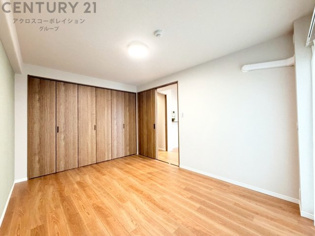 寝室…リラックスできるプライベート空間で、快適な睡眠をサポート。個人の好みに合わせたインテリアや寝具で心地良さを追求。プライベートな時間を過ごし、リフレッシュする場所におすすめです。