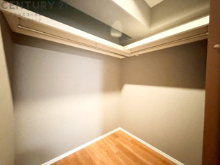 ウォークインクローゼットは、歩いて入れるタイプの収納スペースで、衣類や小物を整理しやすいのが特徴です。一般的なクローゼットよりも広く、収納力が高いため、家の中をすっきり保つのに役立ちます。